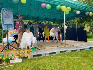 Przedstawienie w wykonaniu pracowników przedszkola i rodziców